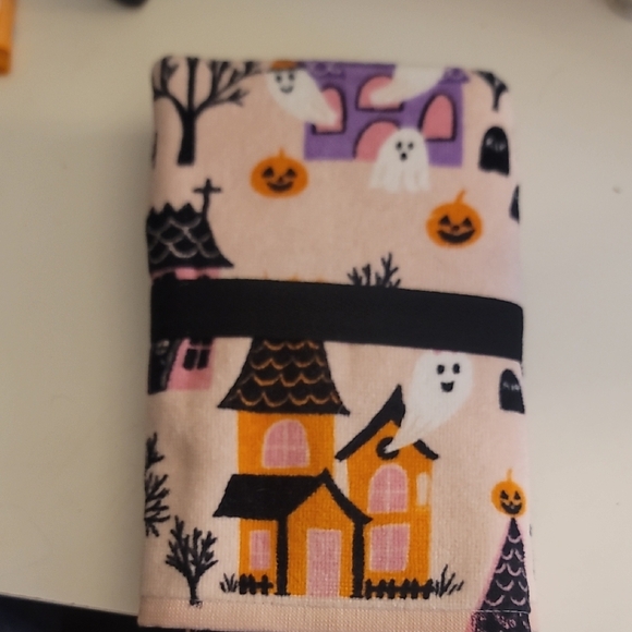 Halloween Themed Hand Towels - Picture 2 of 4